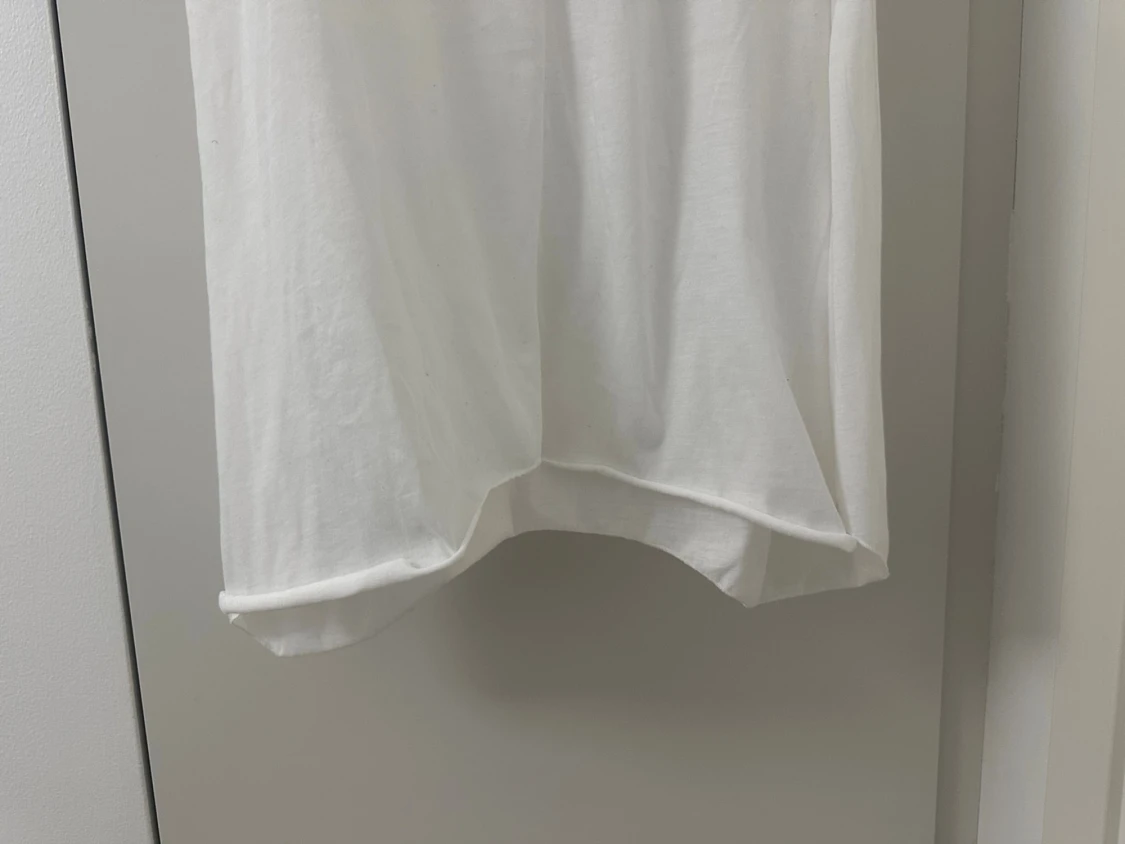 Vit ärmlös topp med volangkrage - 1