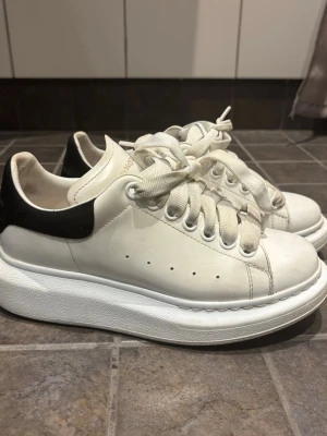Alexander McQueen vita sneakers - Säljer ett par vita Alexander McQueen sneakers då jag tyvärr inte använder de längre!! Köptes på Vestiare collective för 3300kr!! medan nypris för mqueens ligger på 5399kr!🥰skorna passar mig som pendlar mellan 36/37!!! OBS vid köp vänligen skriv till mig på min annons på Vinted emmaabucuk