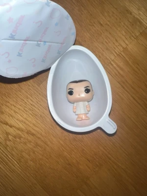 Eleven Stranger things Kinder joy Funko Pop - Eleven/Jane Hopper Mini funko pop från Stranger things kinder joy Limited edition 2025