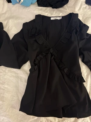 Blus - Svart blus🥰I stolen 34 men passar även 36