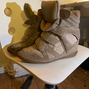 Isabel Marant 39  - Skitsnygga beiga Isabel Marants säljes storlek 39! Inga defekter, inte använda så mycket då jag inte känner mig bekväm i dem och därför säljer jag. Skriv för mer frågor, priset kan diskuteras! 🩷