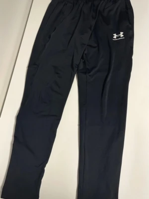 Svarta träningsbyxor från Under Armour med vitt Märke - Svarta mjukisbyxor från Under Armour vitt märke. Säljer pågrund av att jag vill köpa en annan färg och pris lapp sitter fortfarande på. Den är XL men är som S. Pris kan diskuteras vid snabba affärer 