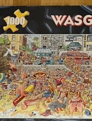 Wasgij pussel 1000 bitar - Roligt och färgglatt Wasgij pussel med 1000 bitar. Motivet visar en livlig och humoristisk strandscen med många detaljer och karaktärer i tecknad stil.
