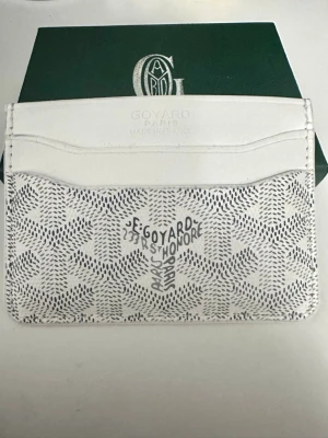 Vit plånbok - Stilren plånbok med helt nytt skick, söker ny ägare då jag har i en annan färg