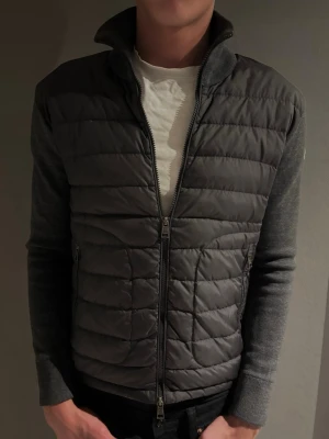 Moncler Cardigan - Tjena, säljer nu min sjukt snygga cardigan. Skick 8,5/10 finns lite flaws men inget som man tänker på. Storlek S och säljs inte ny längre! Skriv för funderingar! 