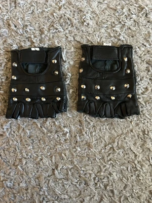 Äkta skinnhandskar med nitar i storlek M. - Helt nya äkta skinnhandskar i storlek M.