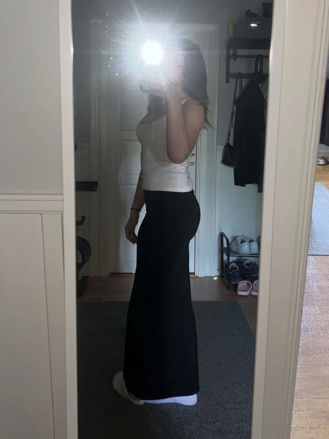 Svart kjol med öppen slits vid benet  - 1