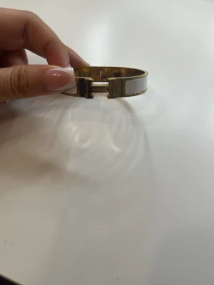 H armband  - Super fint men inte äkta