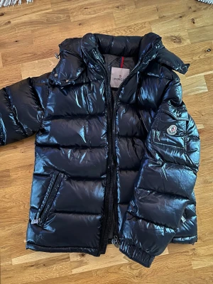 Moncler pufferjacka - Säljer en svart pufferjacka från Moncler.