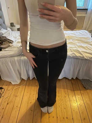 Jeans - Jättefina svarta, bootcut, lågmidjade jeans🩷 Älskar!!