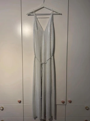 Silvrig klänning  - Endast använd några gånger.