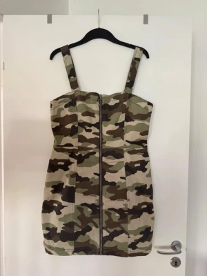 Klänning militär  - Storlek 44, liten i storlek. Aldrig använd. 