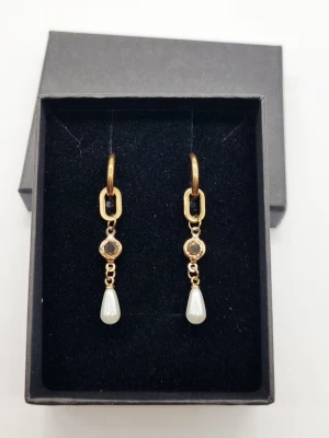 Handgjorda örhängen  - Material-rostfritt stål, zirconia kristall. 