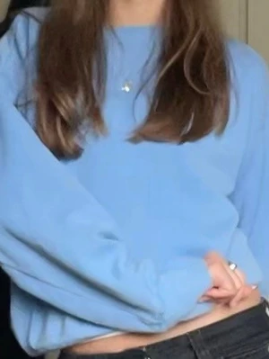 Blå sweatshirt  - Säljer en ljusblå sweatshirt med Mon Chérie Paris  tryck på bröstet. Tröjan har rund hals, ribbade muddar och lång ärm. Materialet är mjuk bomull och passformen är loose, perfekt för chill dagar. Fråga gärna om fler bilder eller info! Som ni ser har den två fläckar men syns inte när man har på sig den💕