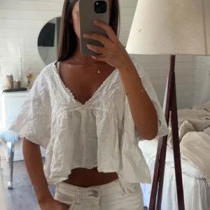 Vit broderad blus - En superfin vit broderad blus från Zara i linne material🤍🍋