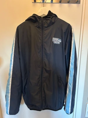 Vindjacka Nora läktaren Malmö  - Vidjacka i nyskick ifrån Nora läktaren Malmö, inga defekter knappt använd. Jackan är köpt på match, 