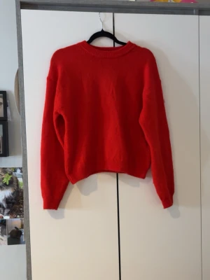 Röd stickad tröja från H&M XS - Säljer en enkel och snygg röd stickad tröja från H&M i storlek XS. Tröjan har rund halsringning, ribbade muddar och lång ärm. Perfekt att slänga på sig när det är kyligt ute.