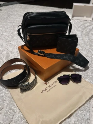 För mer bilder skriv privat  - För alla saker 2200 plus glasögonen som en gåva, annars bälte 125cm 600, plånbok 600kr, väska 1500