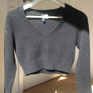 Svart longsleve🐚 - Långärmad topp från hm. Perfekt skick och mjuk! Är lite croptop och super skön. Pris kan diskuteras..😽
