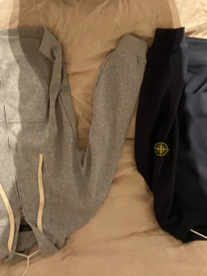 2 tröjor av stone Island och ralph Laurent  - Säljer dessa två tröja tillsammans! Säljes pga för små för mig! Liten k storlek 