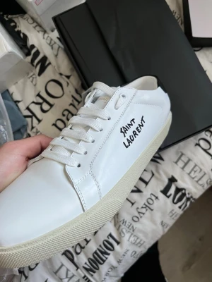 Saint Laurent skor - Säljer nu mina saint Laurent skor. Endast använda en gång så otroligt fint skick, då får med låda och Dustbag. Hör av er för fler frågor eller bilder. Pris kan diskuteras byten kan också vara intressant 