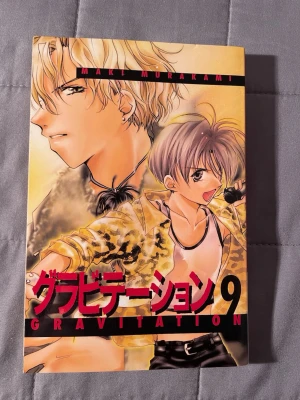 Gravitation 9 - Följ Shuichi på hans galna musikresa i USA! Kärlek, humor och kaos väntar när ex-pojkvännen Eiri dyker upp och allt vänds upp och ner. Perfekt för dig som gillar romantik, humor och manga med mycket känslor och energi!