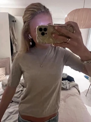 Bege kortärmad topp🤎 - Jätte fin och basic perfekt till hösten. Knappt använd och inga tecken på användning. Har tyvärr ej koll på varifrån den är då lappen är borta men tror other stories eller arket❤️