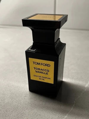 Tom Ford Tobacco Vanille 50ml - Stilren Eau de Parfum från Tom Ford, Tobacco Vanille, 50 ml. Tillverkad i USA. Perfekt för dig som vill sticka ut med en exklusiv doft i din samling. Ord pris 2900:- säljs 1300:-