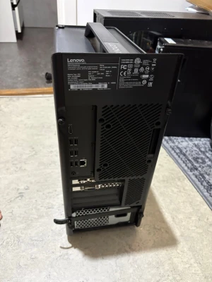 Lenovo Legion T530 - Lenovo Legion T530 stationär gamingdator med robust chassi och praktiskt bärhandtag. Utrustad med flera USB-portar, nätverksanslutning och god ventilation. Skicket ser bra ut med endast mindre yttre slitage. Perfekt för gaming och krävande applikationer.