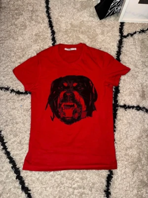 Givenchy rottweiler t-shirt - Selling this super cool givenchy rottweiler T-shirt in amazing condition nothing wrong with it. Hit me up if you have any questions 🙏 Measurements: Width (breast): 50cm Length: 71cm