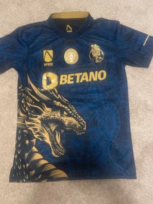 Porto Tröja - Säljer nu denna otroligt snygga fotbollströja! Lag - Porto Färg - Blå och Guld Storlek - S Skick - Mycket bra, inga fläckar eller defekter! Pris? Går att diskutera vid snabb affär✅