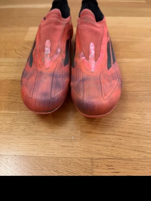 Röda adidas X50 fotbollsskor - Säljer ett par röda adidas F50 elite skor som ingår med en påse. Skorna är använde ett par gånger och är lite smutsiga men det går att göra dem renare genom att tvätta dem om man vill det. Inga problem med skorn annars du får även skoho och nya sulor till. .