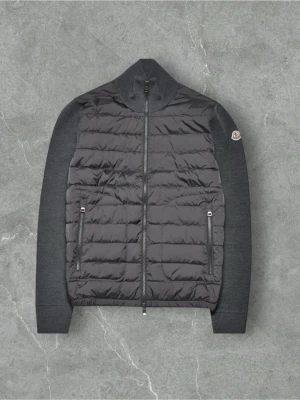 Moncler cardigan  - Skick: 9/10 (inget tecken på användning) Färg: Grå Storlek: S Defekter: Nej Äkta/kvitto: Yes, finns att kolla närmare på om man skriver privat🙌 Vid frågor är det bara att höra av sig 🤝 Fraktar inom 24h 🚚📦