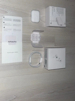 AirPods Pro (2nd generation) MagSafe USB-C - Säljer AirPods Pro (2nd generation) med MagSafe-laddningsetui (USB-C). Komplett med originalkartong, extra öronkuddar, laddkabel och manual. Produkten ser ut att vara i mycket gott skick, inga synliga defekter eller slitage. Perfekt för trådlös musik och samtal med aktiv brusreducering. Helt oanvända och oöppnade  