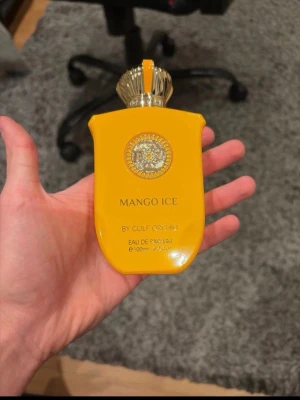 Mango Ice Eau de Parfum 100ml - Färgstark parfym med ungdomlig vibe från Gulf Orchid. Mango Ice kommer i en 100ml flaska och är tillverkad i Förenade Arabemiraten. Perfekt för dig som vill sticka ut med din stil.