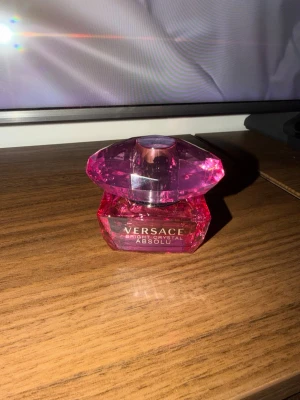 Versace parfym - Hej säljer denhär parfymen den är bara testad med ett sprut och har inte blivit mer använd. Så den är så gott som ny den är full😊