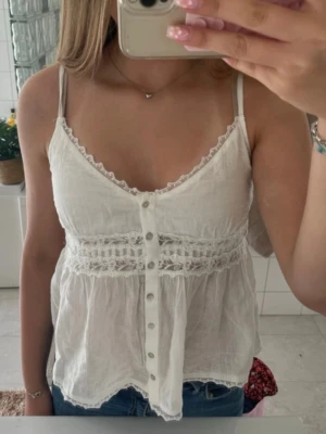 zara topp - Broderat linne från Zara i storlek xs, men passar också storlek S. Använt 1 gång, så nyskick 💕 Pris går att diskuteras!