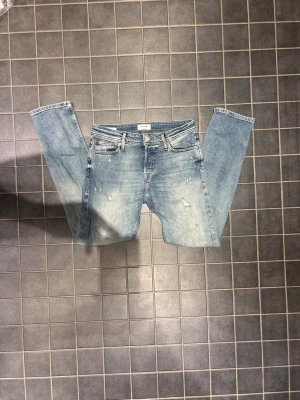 Jack and Jones jeans  - Säljer de här riktigt snygga Jack and Jones jeansen i storlek W31 L32 i modellen slim/glenn, jeansen har riktigt snygga slitningar och är perfekta för vintern, priset är inte fast utan går att diskutera!