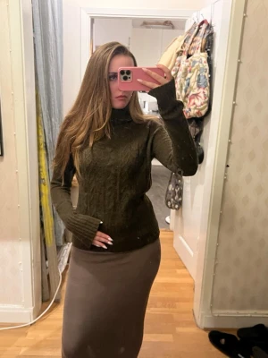 Brun stickad polotröja - Jätte cozy stickad polo från vero moda💕  Perfekt till vintern!  Står storlek xl men passar superbra på mig som har s i storlek 🥰  Defekter: nopprig