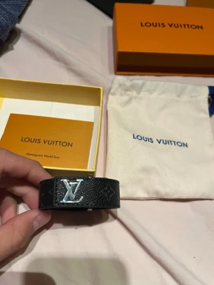 Louis Vuitton armband  - Säljer nu mitt Louis Vuitton armband använd Max 5 gånger ing defekter. Passar alla handleder, ni får med allt som syns på bilderna. Hör av er för fler frågor eller fler bilder😃 pris går att diskutera även byten kan vara intressant 