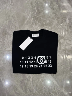 MM6 Maison Margiela T-Shirt Print - MM6 Maison Margiela T-Shirt Print | Modell: T-Shirt Print | Skick: Helt ny | Nypris: 2499 kr | Storlek: M | Hör av dig vid minsta fundering 📦