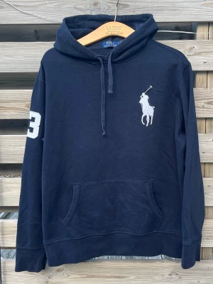 Ralph Lauren Big Pony Hoodie  - Riktigt snygg marinblå big Pony Hoodie från Ralph Lauren. Storlek L. Fint skick. Hör gärna av er vid funderingar🙌 Perfekt till vinterkylan☃️