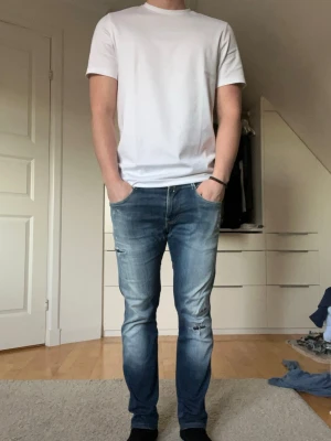 Replay Anbass Jeans - Replay Anbass jeans i storlek W30. Modellen är 172 cm. 