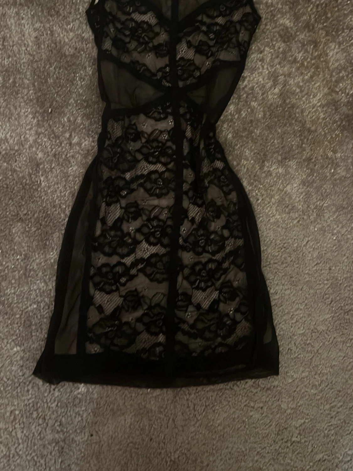 Svart spetsklänning med meshdetaljer