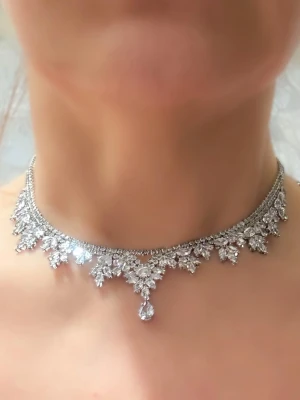 Glittrigt smyckeset med kristaller, FAST PRIS  - Säljer ett lyxigt smyckeset i syntetiskt zirkon. Setet innehåller halsband, armband, örhängen och justerbar ring. Aldrig använt, kvar i förpackningen