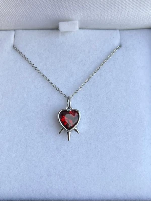 Maria Nilsdotter ”Three of Swords” inspirerat halsband - Aldrig använd, silverpläterad och tillverkad i rostfritt stål. Kedjans längd 40+5 cm och nickelfri. Om du har fler frågor, tveka inte att höra av dig 🤗