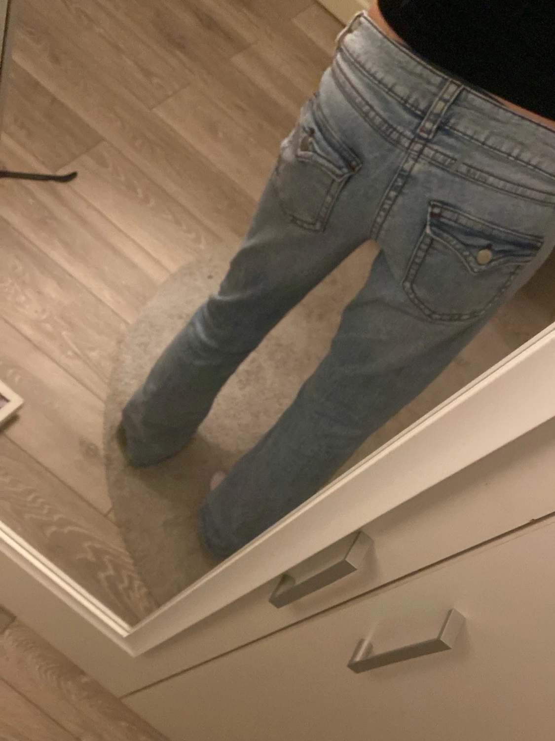 Bootcut ljusblå jeans med slitningar