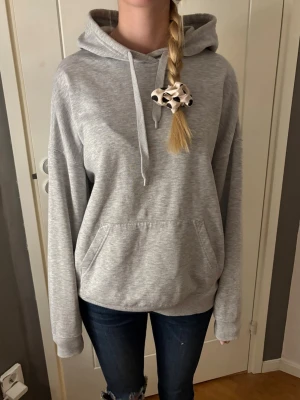 Grå hoodie - Såå snygg grå hoodie med luva och snörning. Storlek S från FB sister.