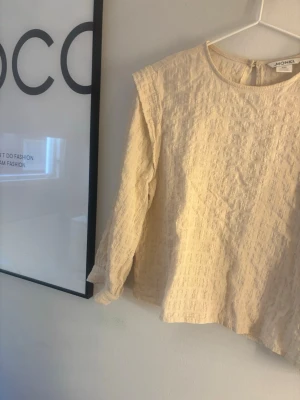 Blus - Jättefin blus i créme vit färg!! Storlek XXS men passar även mig som har XS❣️