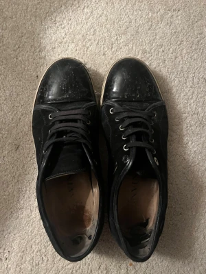 Lanvins skor - Marinblåa Lanvins i storlek 8 de finns skador på skorna som man kan se på bilderna och de behöver även en tvätt. Skorna är så som dom ser ut på bilden.